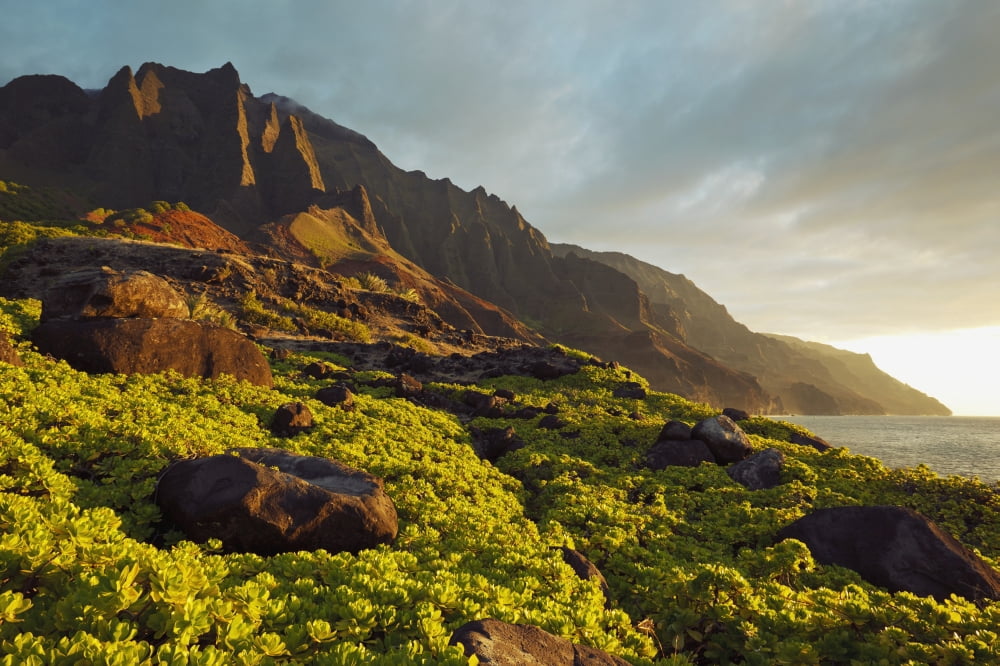 Hawaii Kauai Na Pali Coast View of the Kalalau Mountains Canvas Art - MakenaStockMedia Design Pics (19 x 12)