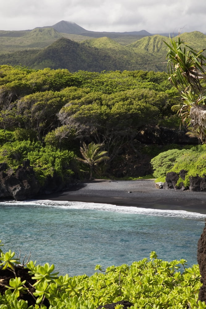 Hawaii Maui Hana The Black Sand Beach of Waianapanapa Canvas Art - Jenna Szerlag Design Pics (12 x 19)