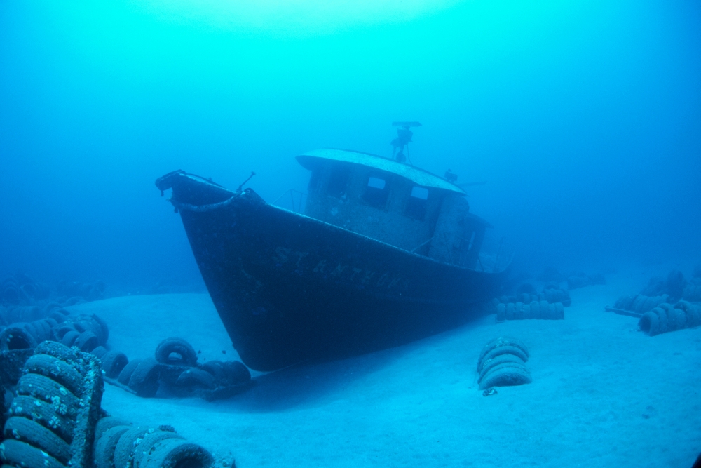 Hawaii Maui Kihei Front View Of St Anthony Wreck In Deep Blue Water Canvas Art - Dave Fleetham Design Pics (38 x 24)