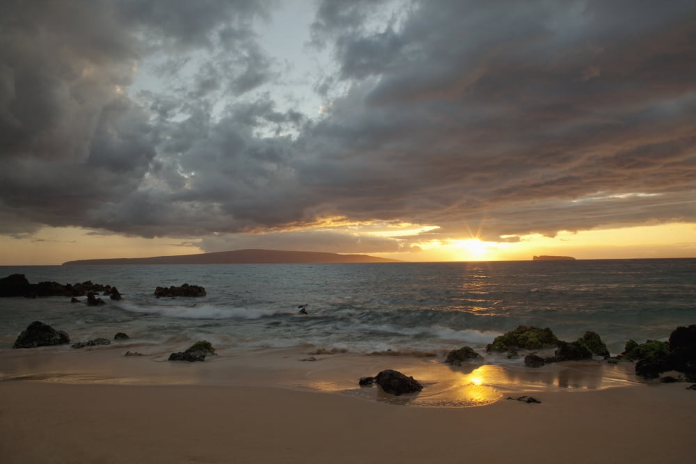 Hawaii Maui Makena Cloudy sunset at Big Beach Canvas Art - Jenna Szerlag Design Pics (19 x 12)