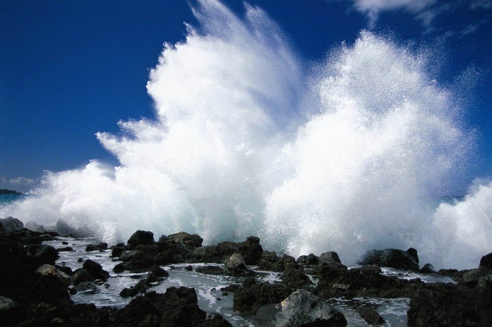 Hawaii Maui Makena Coast Surf Crashing Along Lava Rock Shoreline Canvas Art - Dana Edmunds  Design Pics (19 x 12)
