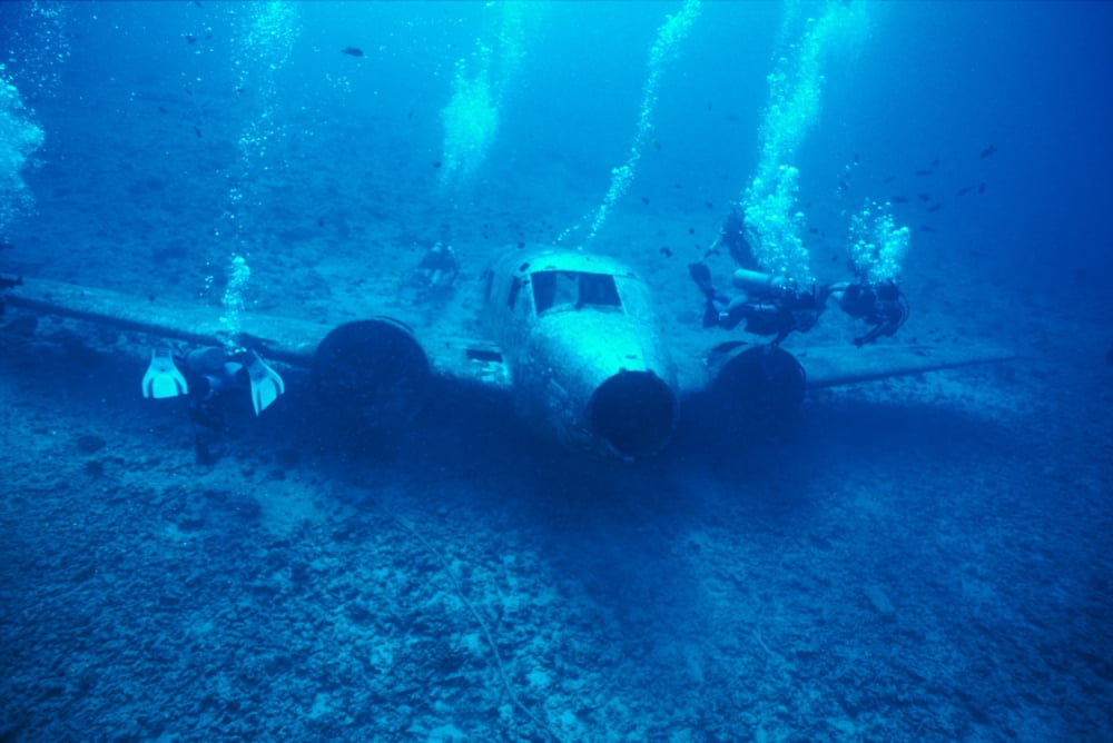 Hawaii Oahu Airplane Wreck Off Waianae Coast Divers Canvas Art - Chris Abraham Design Pics (19 x 12)
