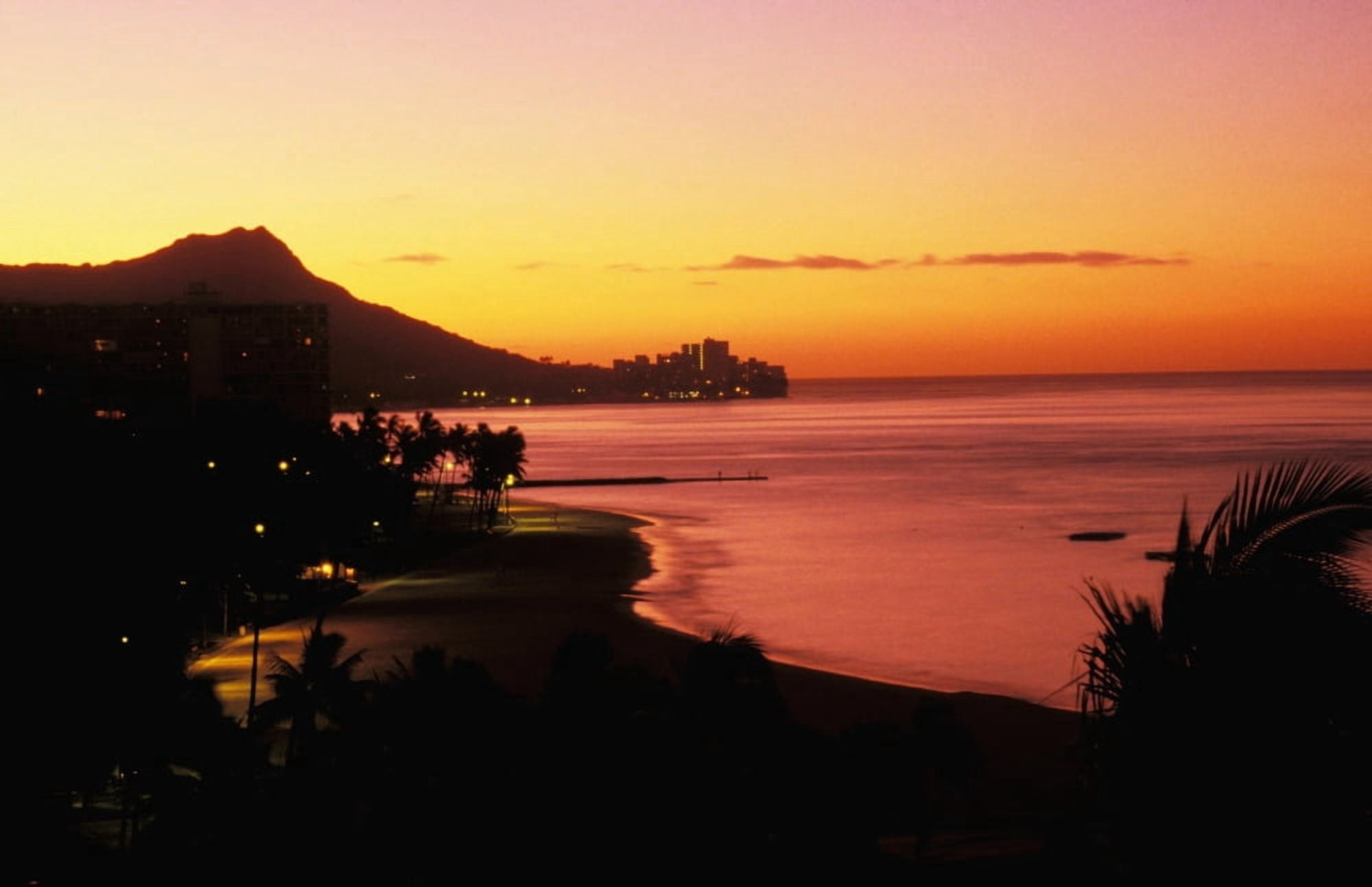 Hawaii Oahu Diamond Head At Dawn Lights Waikiki Beach Orange And Pink Sky Canvas Art - Tomas del Amo Design Pics (17 x 11)