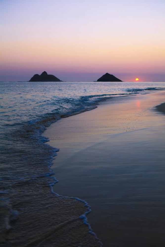 Hawaii Oahu Kailua Lanikai Sun sinking below horizon on beach Canvas Art - Tomas del Amo Design Pics (24 x 38)