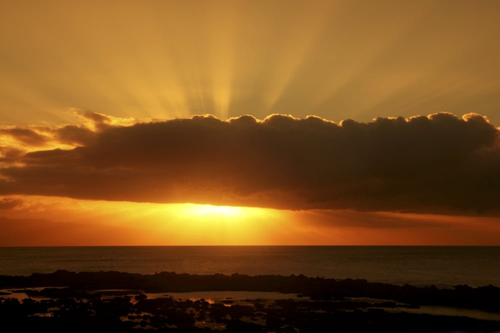 Hawaii Oahu North Shore Dynamic Sunset Sun Behind Cloud Sending Sunrays Into The Sky Canvas Art - Vince Cavataio Design Pics (18 x 12)
