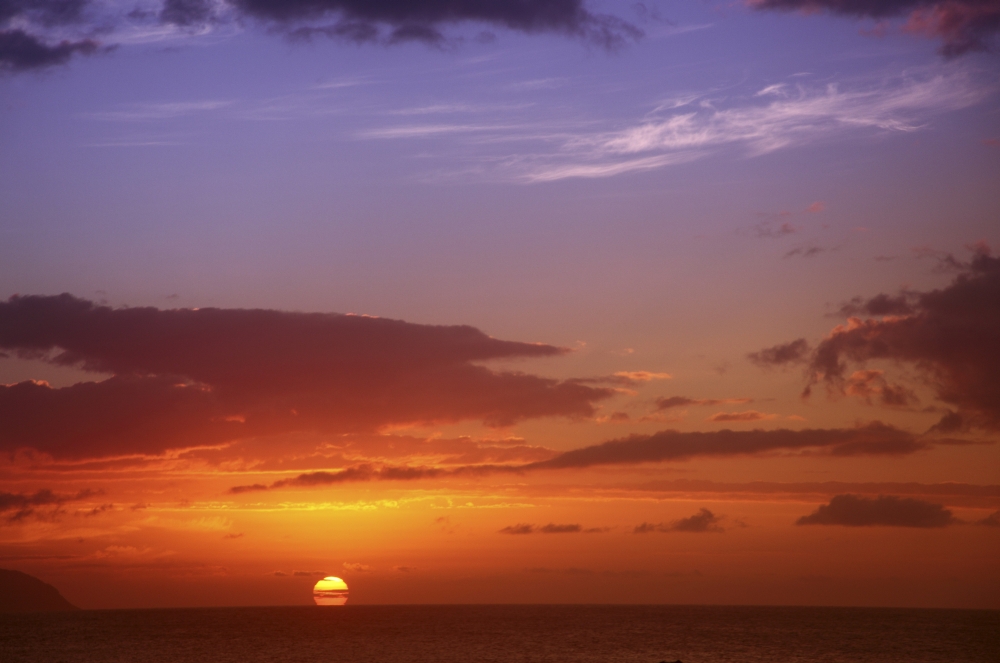 Hawaii Oahu North Shore Dynamic Sunset Sun Sinking Below The Horizon Canvas Art - Vince Cavataio Design Pics (18 x 12)