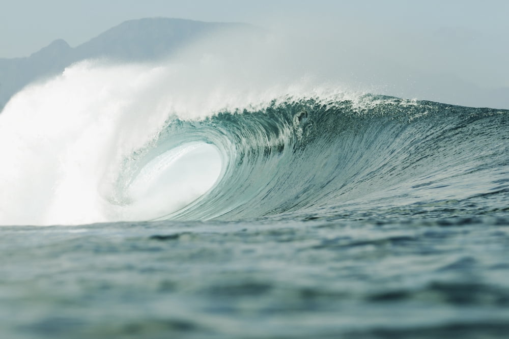 Hawaii Oahu Pipeline Wave Breaking Canvas Art - Vince Cavataio Design Pics (19 x 12)