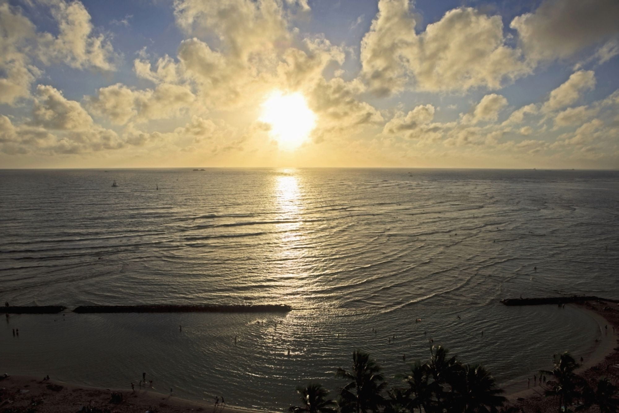 Hawaii Oahu Sunset over Waikiki Beach and ocean Canvas Art - Tomas del Amo Design Pics (38 x 24)