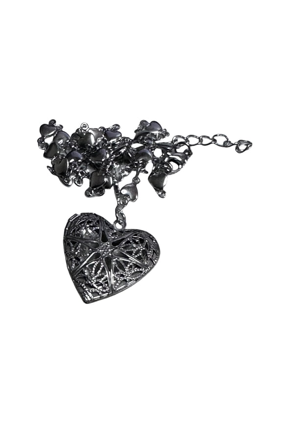 Heart Locket Necklace Featuring Delicate Engravings Vintage Neck Jewelry Fashion Accessory for Modern and Retro Styles