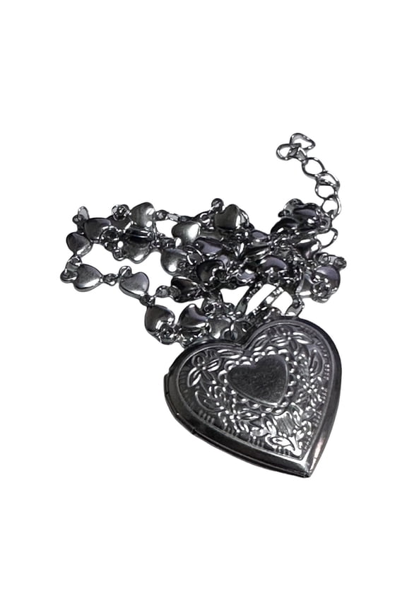 Heart Locket Necklace Featuring Delicate Engravings Vintage Neck Jewelry Fashion Accessory for Modern and Retro Styles