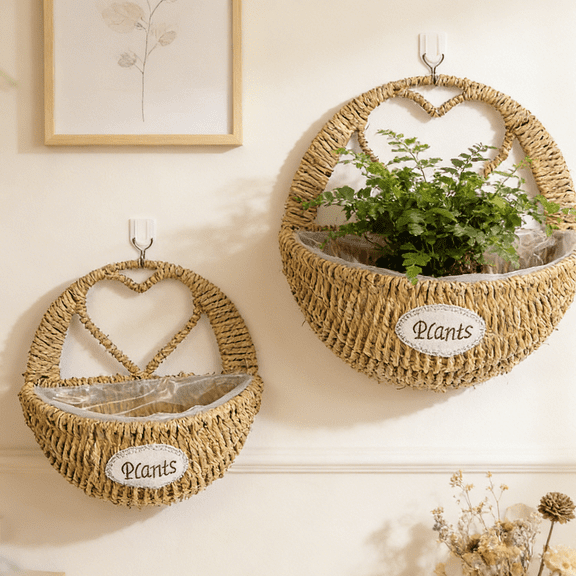 Heart-Shaped Handwoven Seagrass Wall Hanging Basket - Wall Bonsaier with Plastic Liner for Indoor Outdoor Flowers Herbs, Lightweight Woven Bonsaier, Boho Home Garden Decor & Bonsai Holder, 11*11in, B