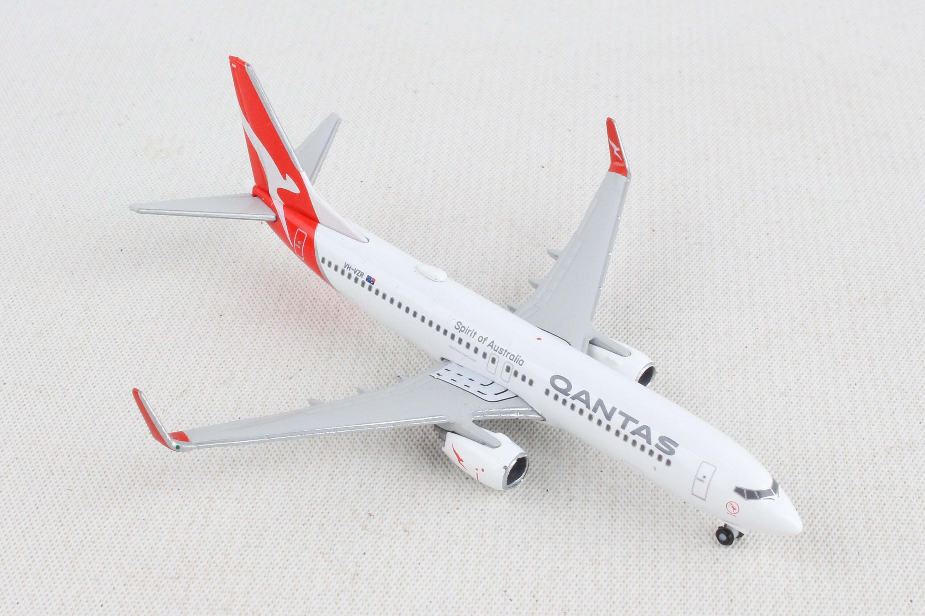 Qantas Boeing 737-800 Diecast Model in White and Red