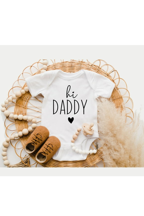 Hi Daddy Onesie, Hello Daddy Bodysuit, Husband Pregnancy Announcement, Surprise To Husband, Pregnancy Announcement Cool Baby Clothing, Cute Baby Onesie, BABY BODYSUIT LAT 4424