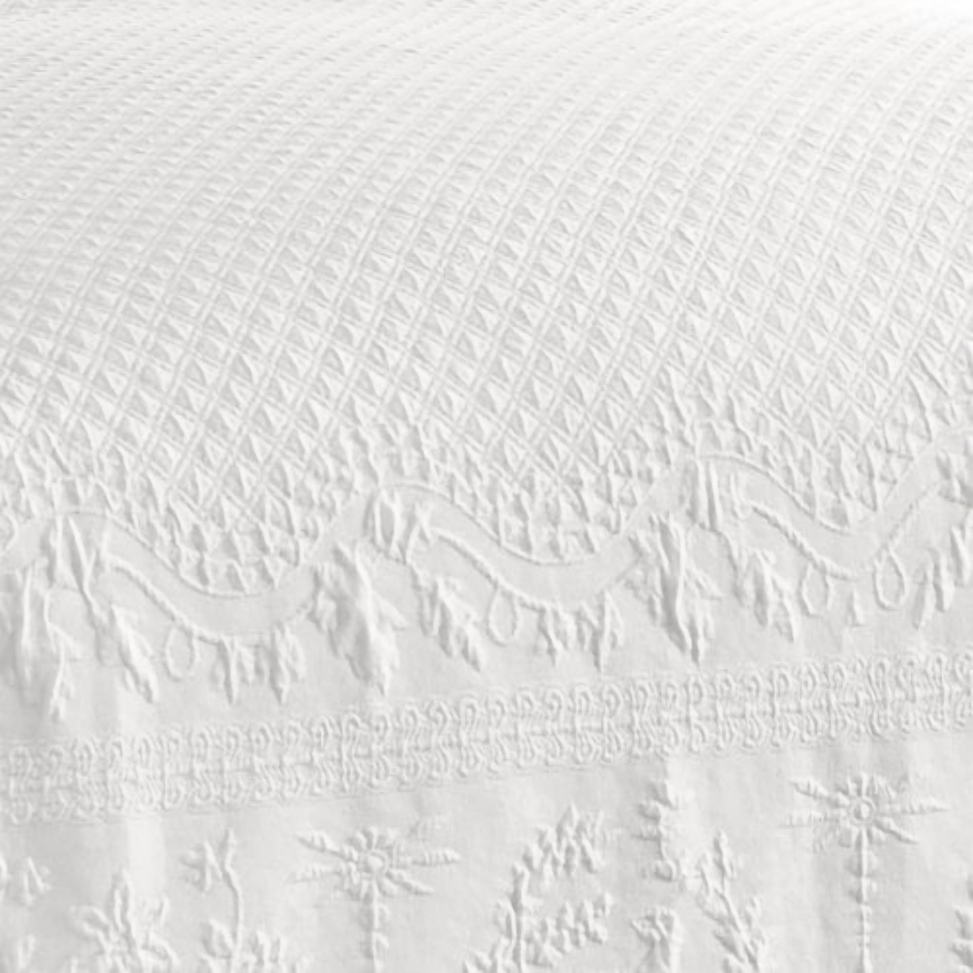 Historic Charleston King Charles Matelasse Queen Bedspread in White