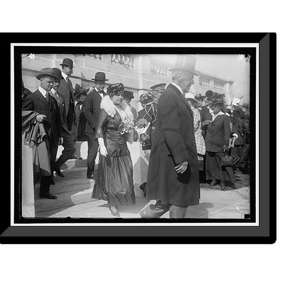 Historic Framed Print, DAUGHTERS OF AMERICAN REVOLUTION. PRESIDENT AND MRS. WILSON, COL. HARTS AND OTHERS LEAVING D.A.R. HALL BY SIDE ENTRANCES, 17-7/8" x 21-7/8"