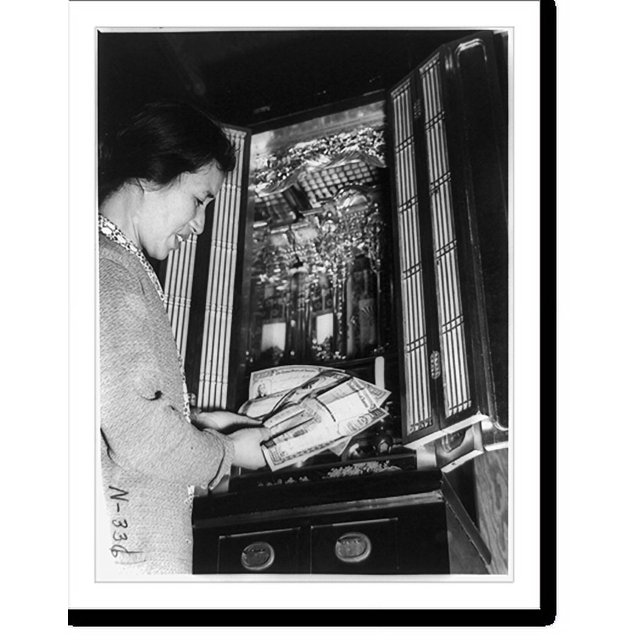 Historic Print, Bainbridge Island, Wash., evacuation, Mrs. Yoshiko