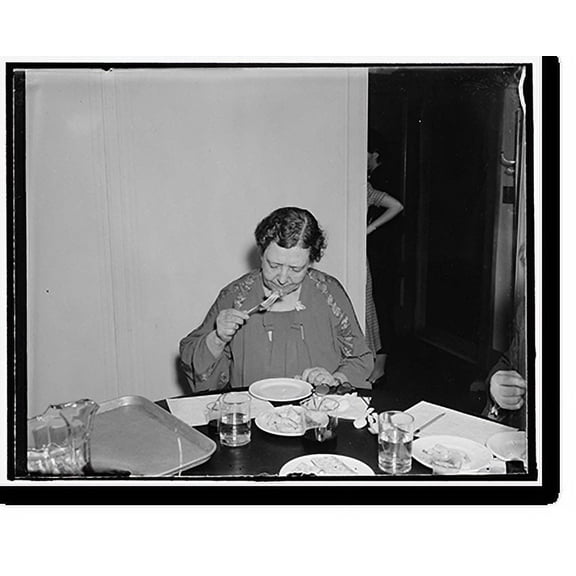 Historic Print, Correct way to bake turkey. Mrs. Fannie Walker Yeatman, one of the two women judges, takes part in the judging every week, 16" x 20"