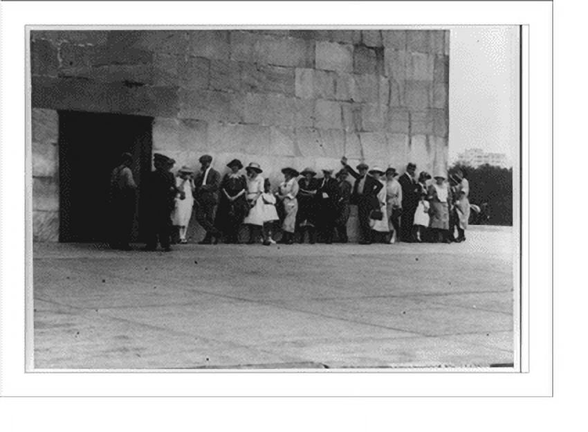 Historic Print, [Crowd waiting to go up in Washington Monument