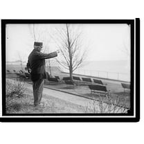 Historic Print, DRISCOLL, JOHN. VETERAN OF FIGHT BETWEEN MERRIMAC AND MONITOR. POINTING TO SPOT IN HAMPTON ROADS WHERE BATTLE OCCURRED, 16" x 20"