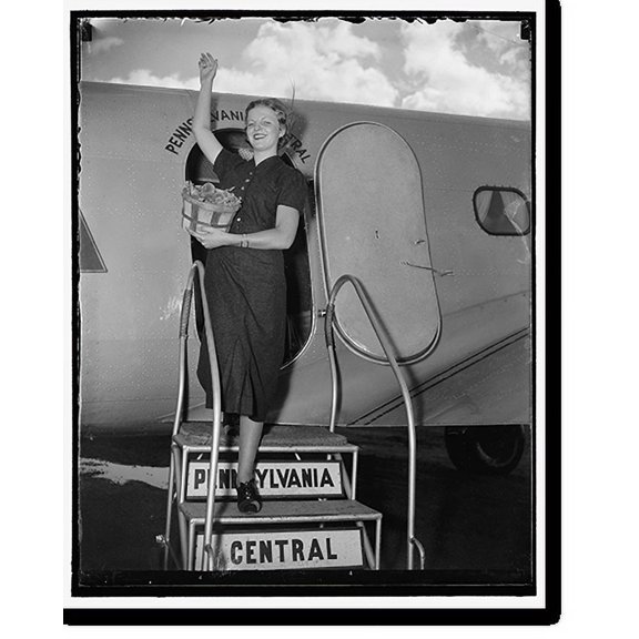 Historic Print, Michigan Peach Queen arrives. Washington, D.C., Aug. 31. The newly crowned Peach Queen of Michigan, Lois Beal, waves a greeting as she arrived by plane in the Capitol to…16" x 20"