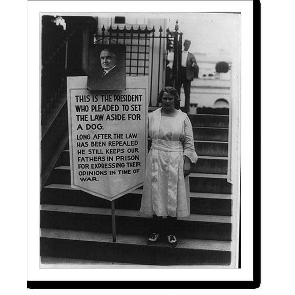Historic Print, [Young women picketing outside White House gates for amnesty for war protesters - sign, with portrait of Harding, reads: This is the president who pleaded to set the law...18" x 24"