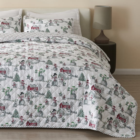 Holiday Printed Microfiber Reversible Quilt Set with Shams (Full / Queen, Winter Wonderland)