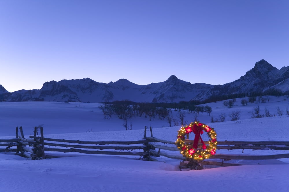 Holiday Wreath On Split Rail Fence Colorado Winter Sneffels Range Rocky Mtns Canvas Art - Michael DeYoung Design Pics (17 x 11)