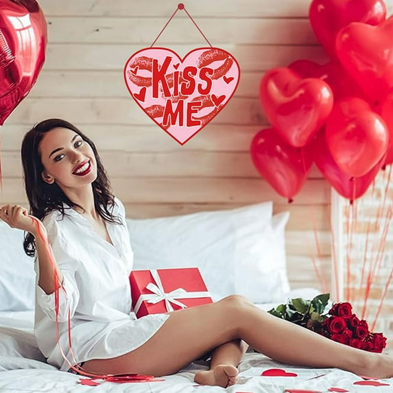Holloyiver Valentine's Day Welcome Door Sign, KISS ME Hanging Door Decor Valentine's Day Wooden Sign Decorations, Heart Door Hanger for Outdoor Farmhouse Porch Front Door