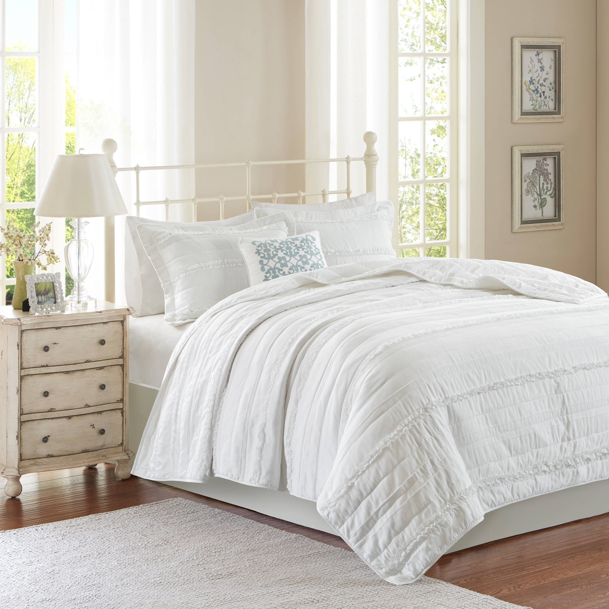 Elegant Full/Queen White Microfiber Quilt Set with Reversible Ruffle Design