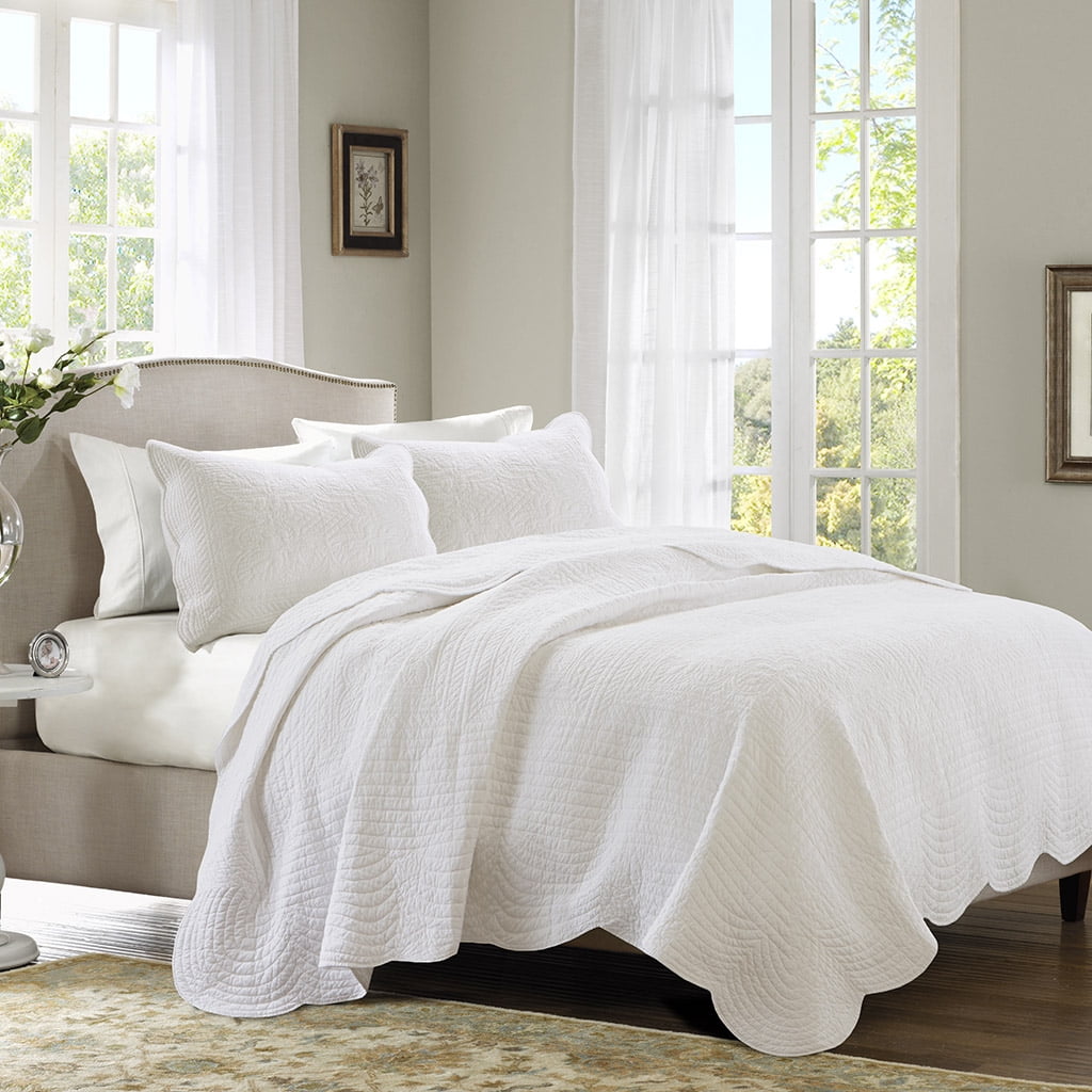 White King Microfiber Reversible Scalloped Edge Quilt Set