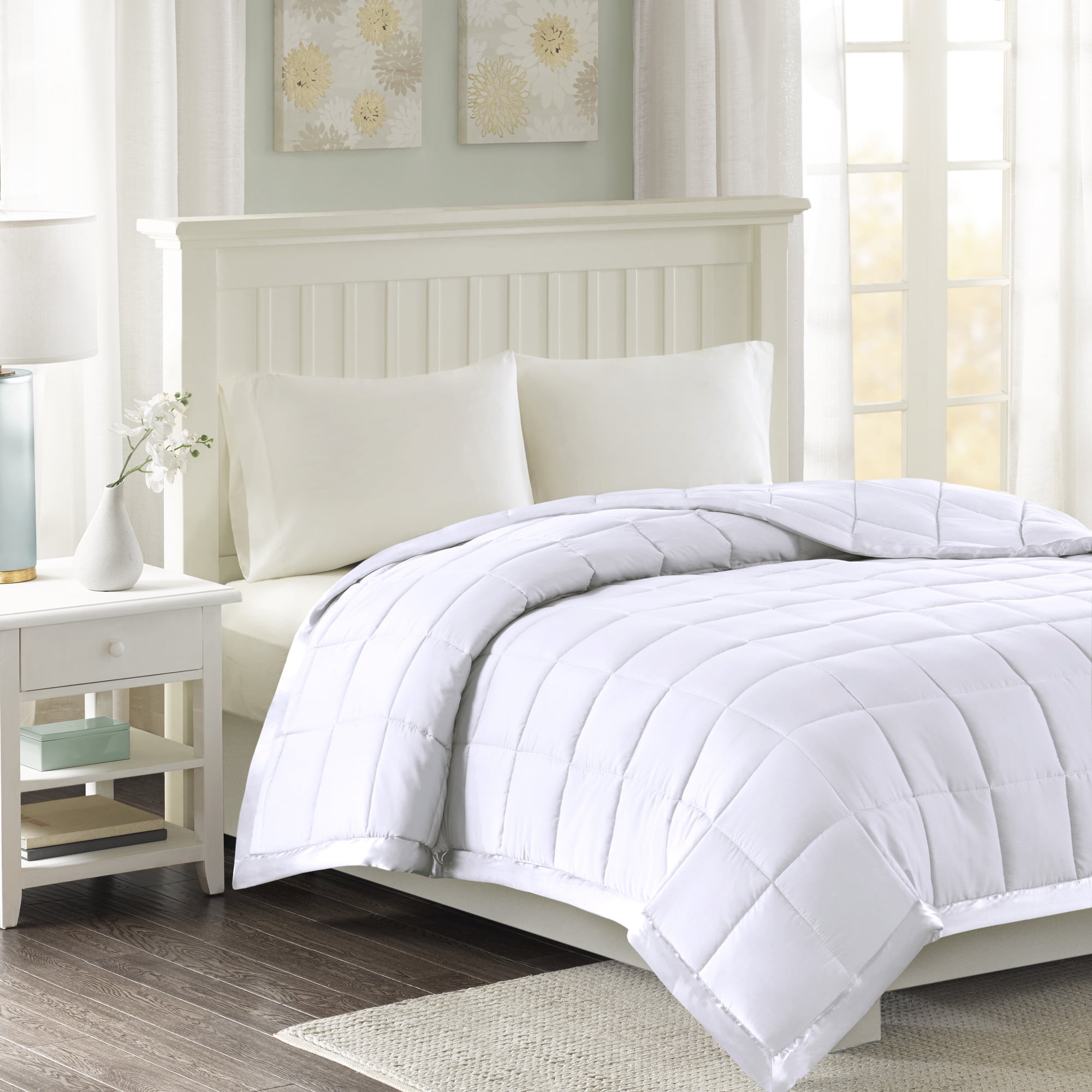 Luxurious Twin Satin-Trimmed Microfiber Down Alternative Blanket