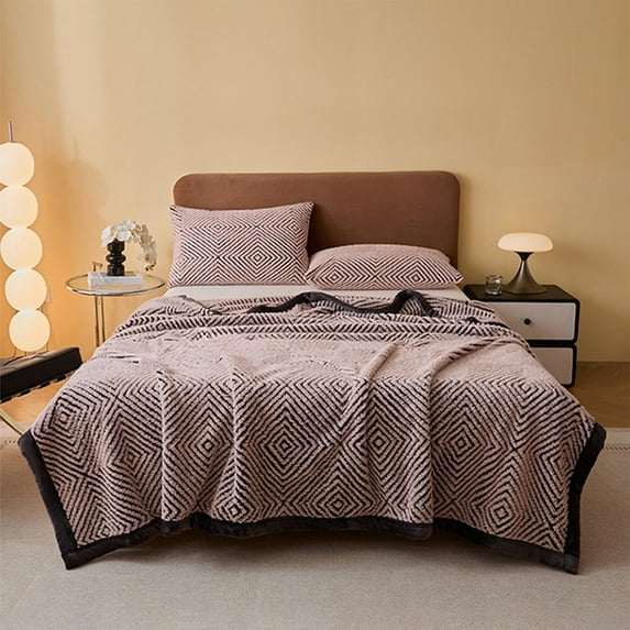 Hometravel Double-sided Velvet Blanket, 150x200cm Plush Throw, Reversible Design for Home and Lounge Use