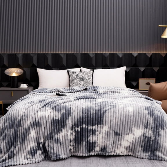 Hometravel Striped Fleece Blanket, Soft Warm Throw for Couch and Bedroom Use, Cozy Winter Blanket for Living Room and Lounge Comfort