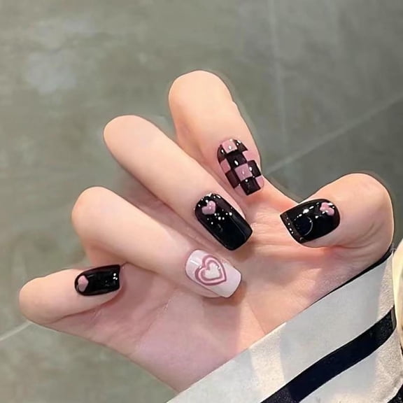 Homlyo Black Pink Checkered Heart Short Square Press On Nails, 24Pcs Glossy Two Tone Fake Nails with 3D Heart & Tiny Glitter, Sweet Y2K Manicure Set
