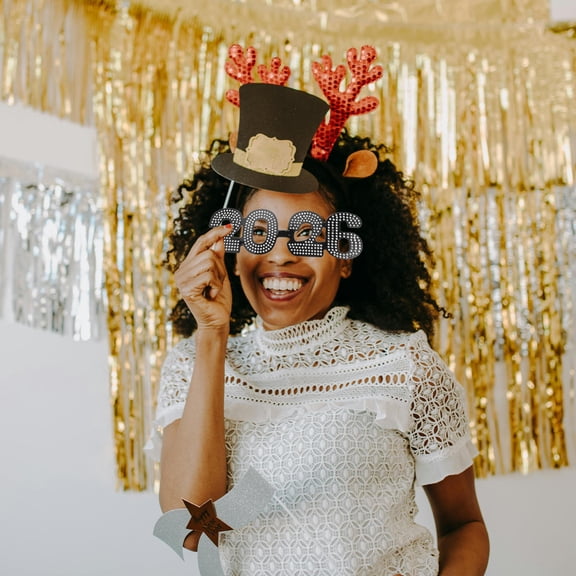 Homoyoyo 4Pcs 2026 Number Eyeglasses Glitter Plastic Party Photo Booth Props for New Year Eve Festivities