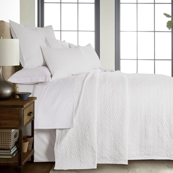 Homthreads - Emory Bedspread Set -Queen Bedspread + Two Standard Pillow Shams - Microfiber Waffle Jacquard - Scroll Leaf - White - Bedspread Size (102 x 118 in.) and Pillow Sham Size (26 x 20 in.)