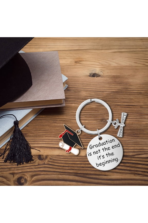 2026 Graduation Keychain Class of 2026 Stainless Steel Engraved Pendant Graduation Cap Charm for College University Senior Graduate Souvenir 1 PC