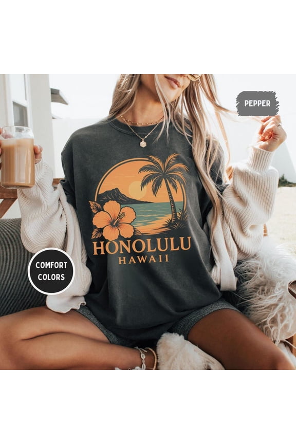 Honolulu Hawaii Vintage Aloha State Tropical Beach Vacation Graphic Comfort Colors Unisex Cotton T-Shirt, Size S-3XL