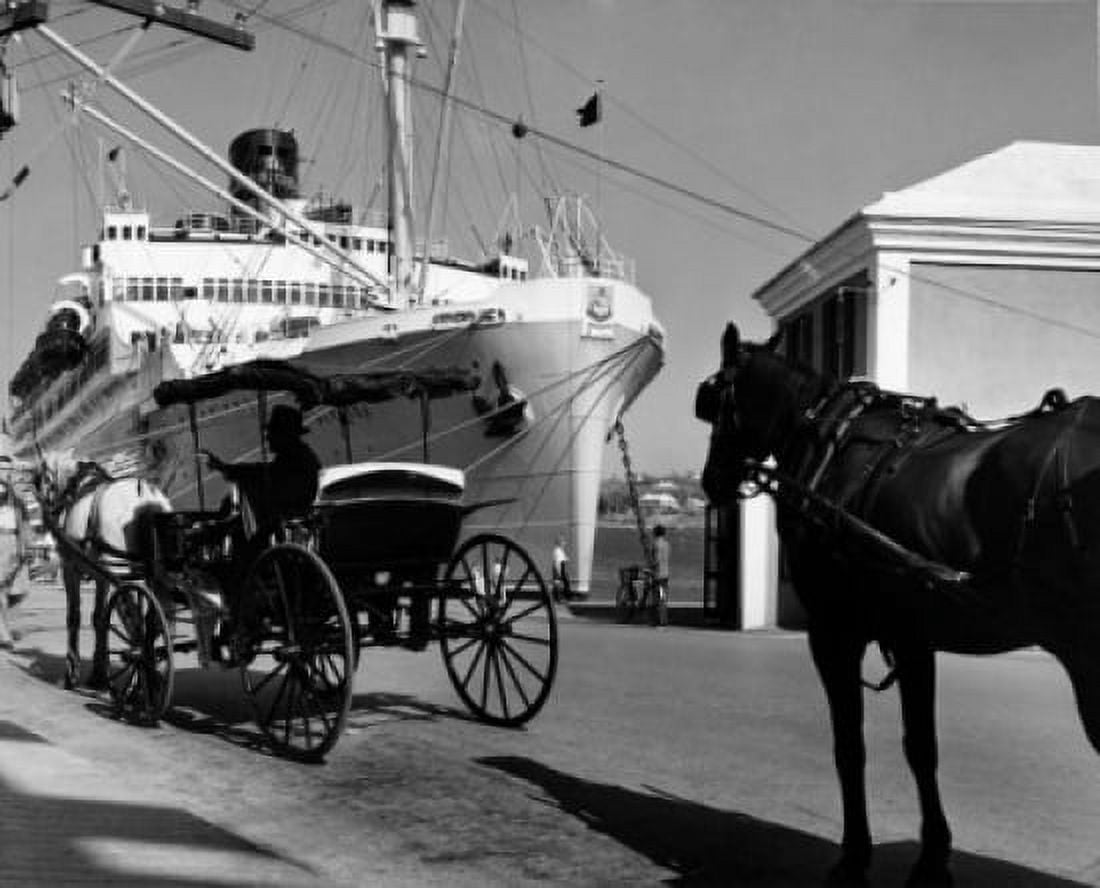 Horse cart in front of a cruise ship SS Queen of Bermuda Canvas Art - (24 x 36)