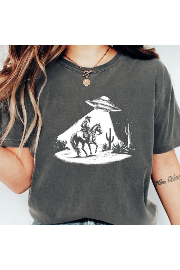 Hot Trending T-Shirt With Ufo Western, Retro Vintage Cowtshirt, Rodeo Tshirt, Western Oversized Graphic Tee, Trendy Women'S Western Design Preview Only