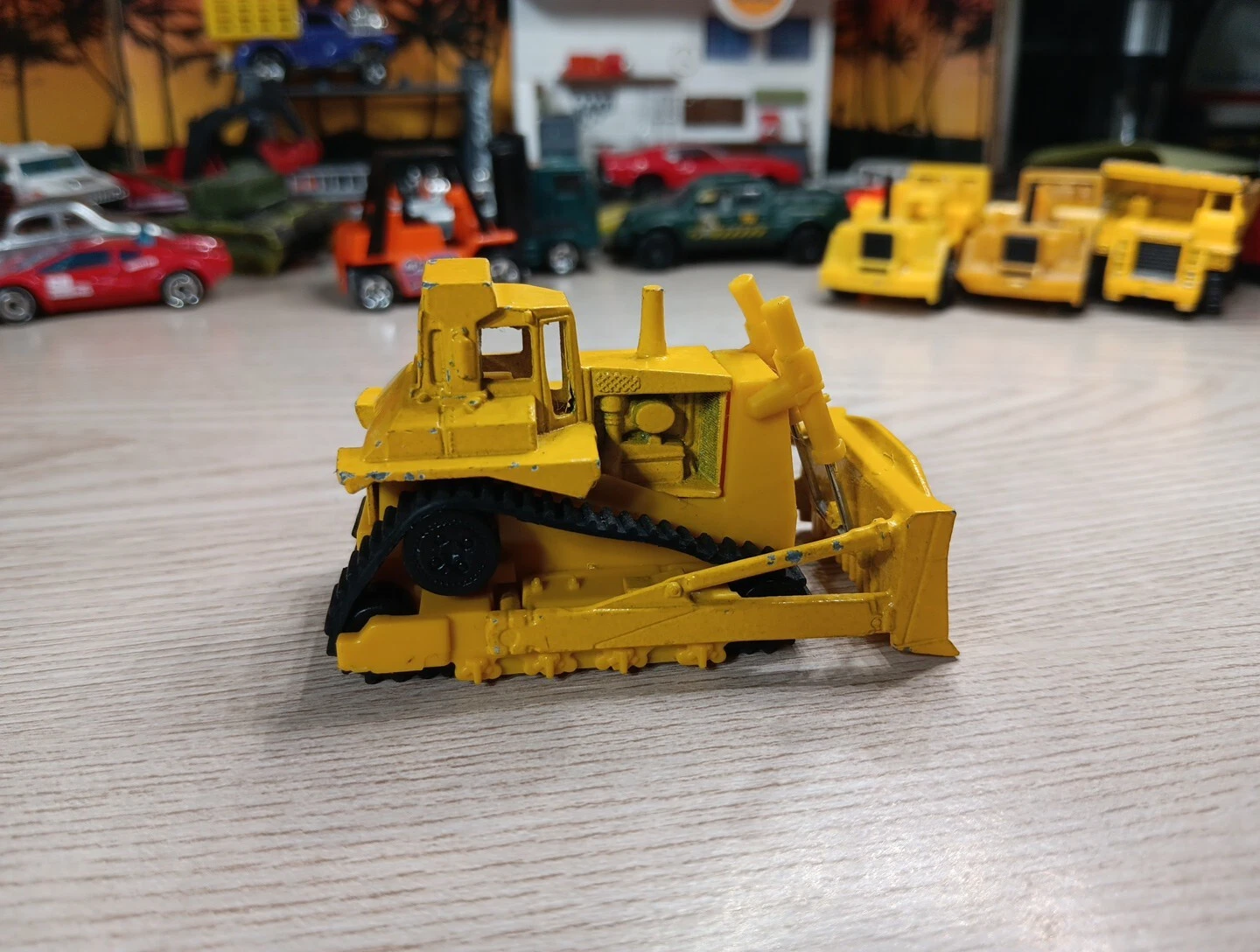 Hot Wheels Cat Bulldozer Rubber Tracks And Metal Pistons Scoop Hong Kong Yellow