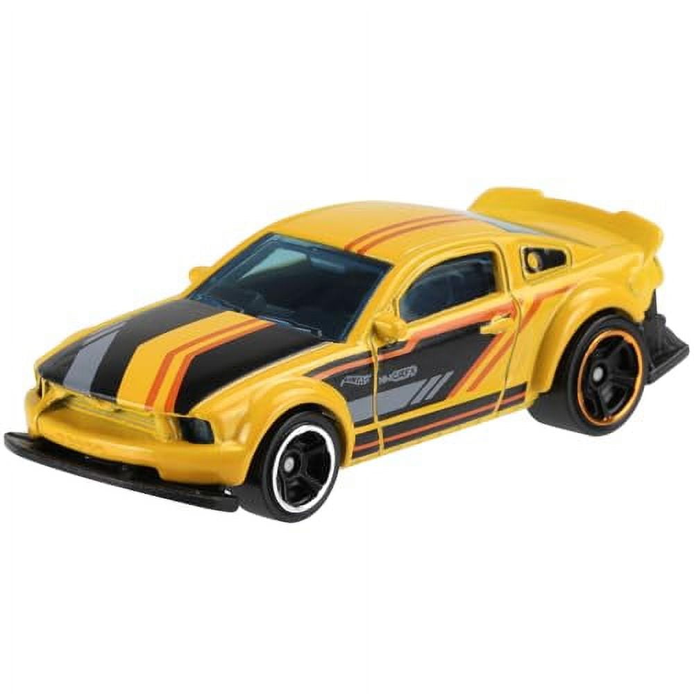 Hot Wheels Die-Cast Collectible Vehicle - 2005 Ford Mustang ~ Yellow and Black 2 Door Sportscar ~ HW Dream Garage Collection ~ 2/10~19/250