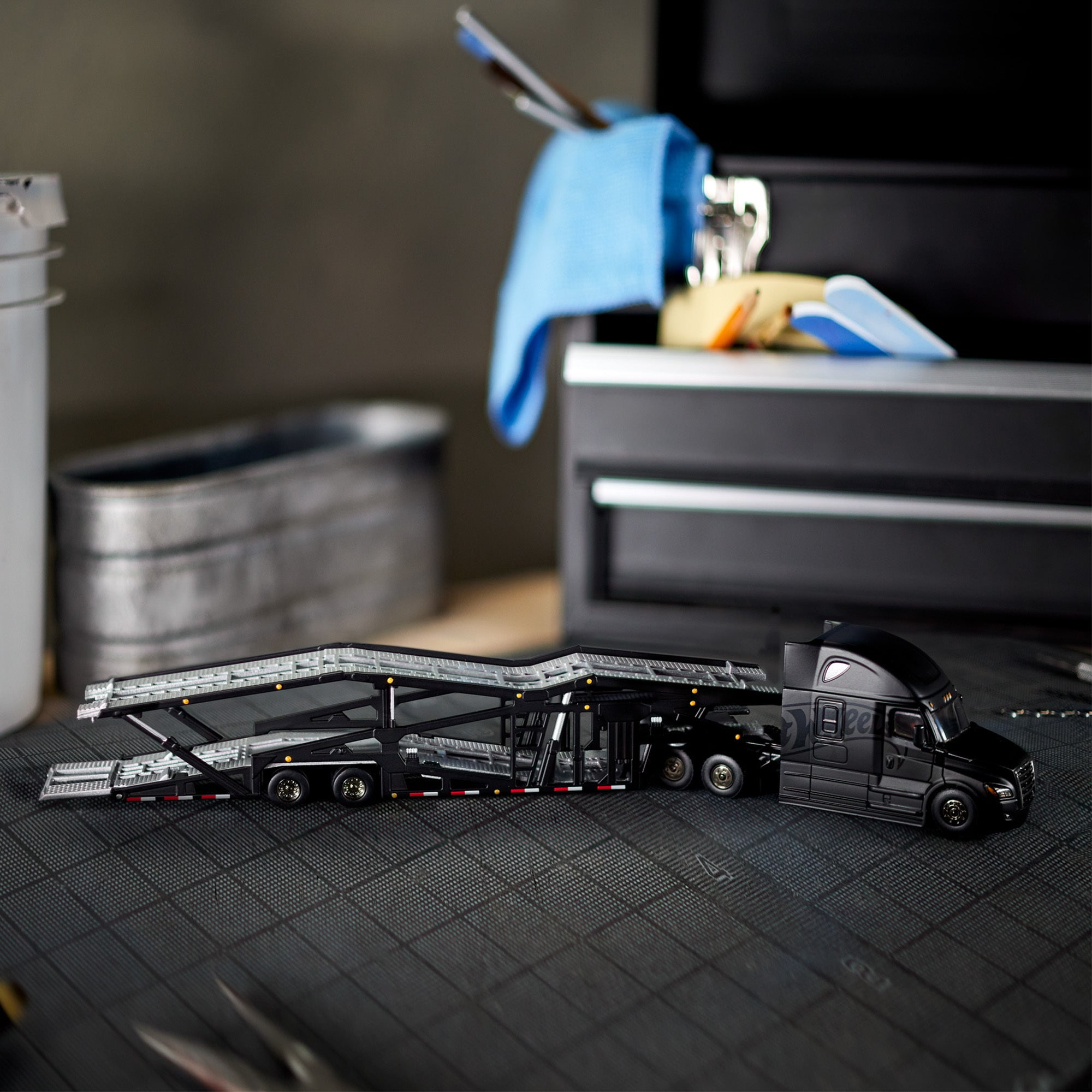 Hot Wheels Elite 64 Freightliner Cascadia - Hot Wheels