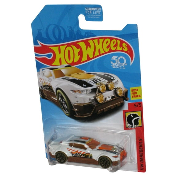 Hot Wheels HW Daredevils (2017) White & Gold Rally Cat Car 5/5