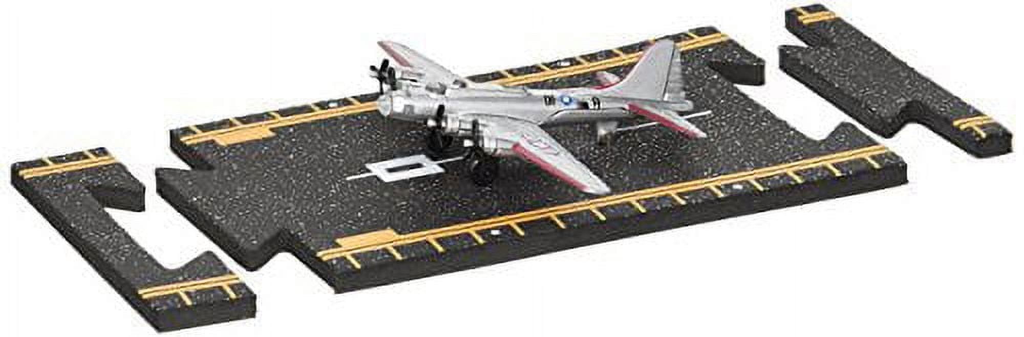 Hot Wings Planes B-17 Flying Fortress Jet (Silver) with Connectible Runway