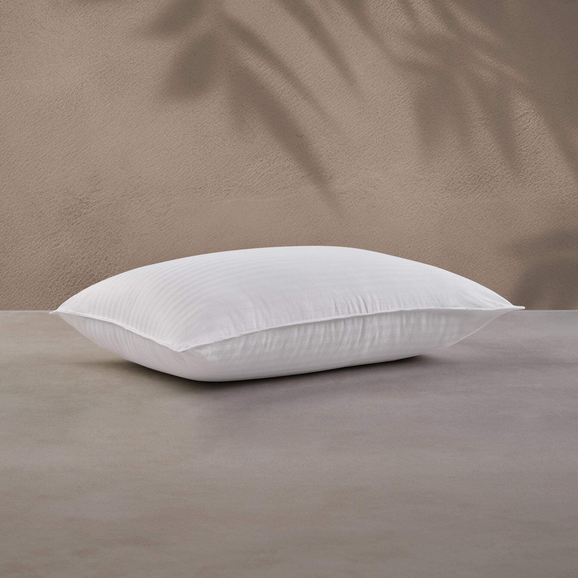 Queen Size White Hypoallergenic Polyester Bed Pillow