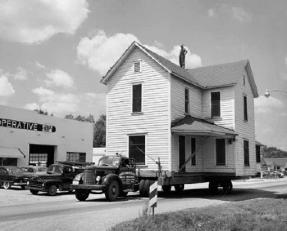 House on a flatbed truck Canvas Art - (18 x 24)