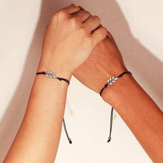 Hyasfey 2Pcs Charm Bracelets Luminous Leaves Charming Hand Made Ornamental Adjustable Decoration Personality Blue Light Fluorescent Bracelets Jewelry Accessory