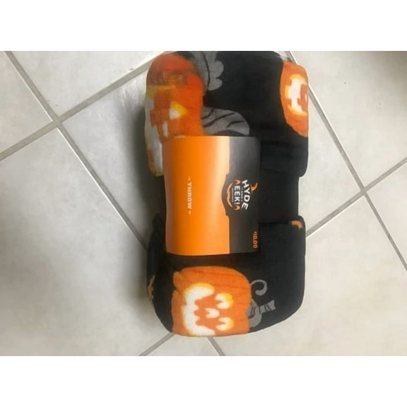 Hyde & And Eek Boutique 50X60 Soft Black Pumpkin And Bat Halloween Throw Blanket