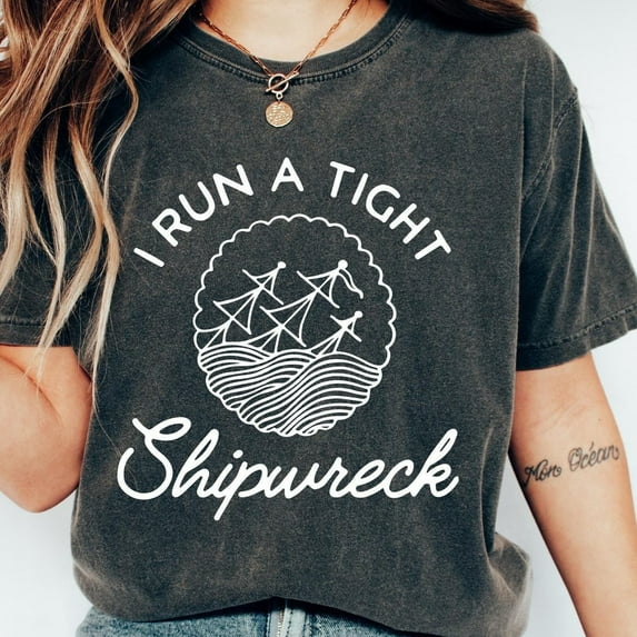 I Run A Tight Shipwreck T-Shirt, Funny Mom Shirt, Homeschool Mom Shirt, Gift For Mom, Retro Mom Life Tee, Funny Women Outfit Unisex S-5XL Hot Trending Shirt, Vintage Birthday Gift